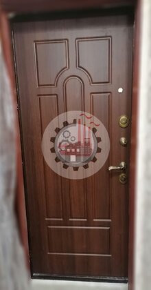 входная дверь с отделкой МДФ, глазок нестандартно расположен