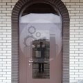 арочная дверь ДВАР-32 с боковой вставкой и одним замком, установлена в частном доме